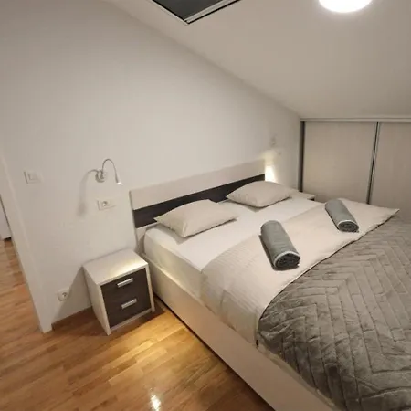 Apartment Leo - Sea View & Comfortable